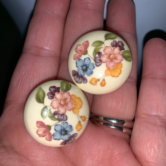 Vintage Jewelry - Floral round vintage earrings